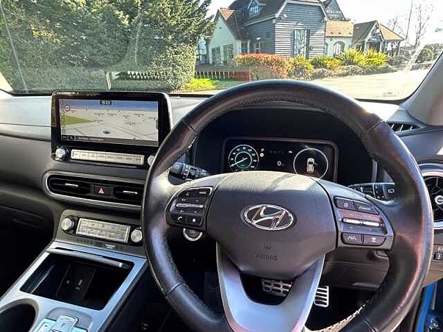 Hyundai KONA 64kWh Premium SUV 5dr Electric Auto (10.5kW Charger) (204 ps)