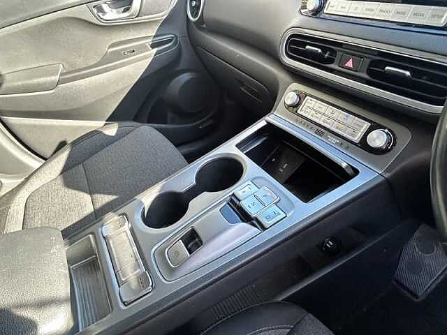 Hyundai KONA 64kWh Premium SUV 5dr Electric Auto (10.5kW Charger) (204 ps)